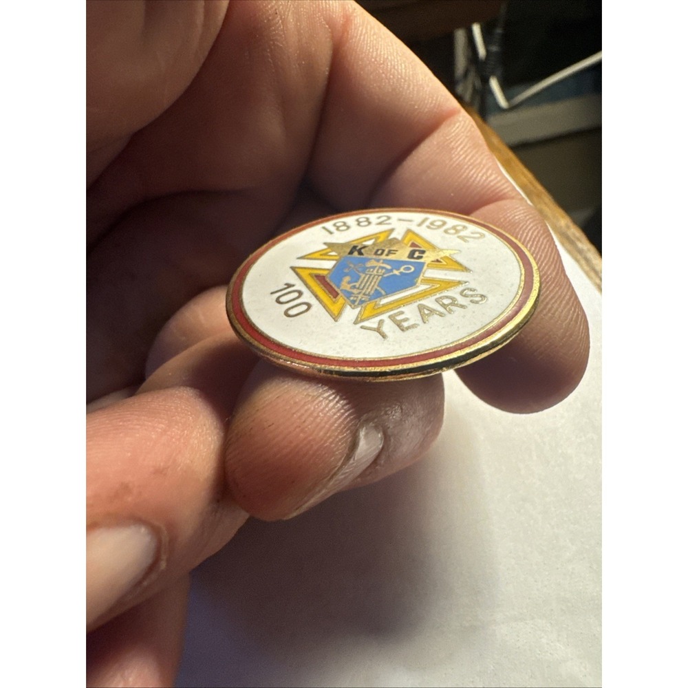 Vintage Round K of C Lapel Hat Pin 100 Years 1882-1982 Centennial Rare Piece - Picture 3 of 7